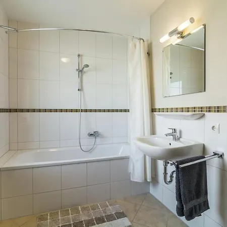 Apartment 3 Bed 2 Bath Apt
